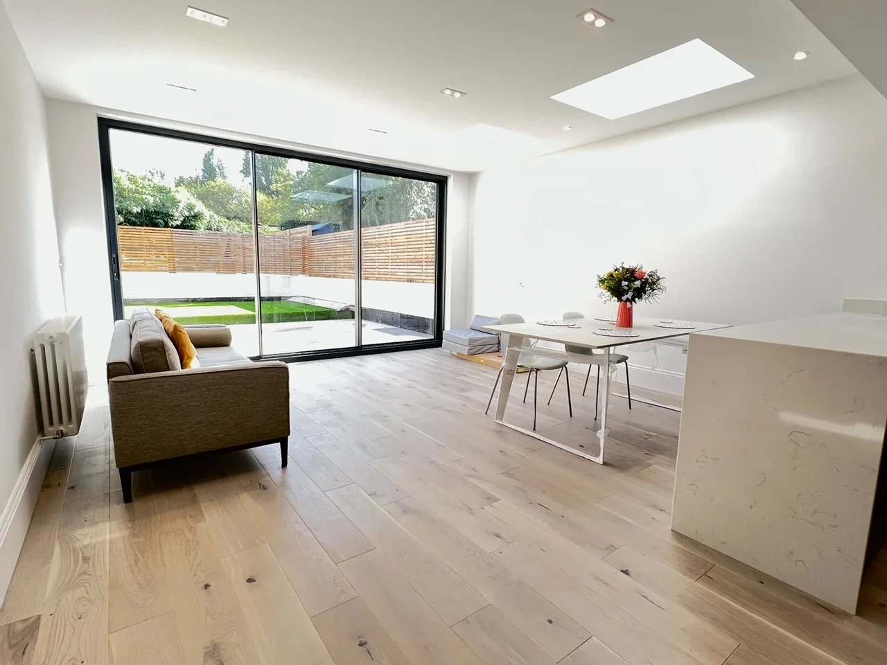 Room Earlsfield Road in Greater London