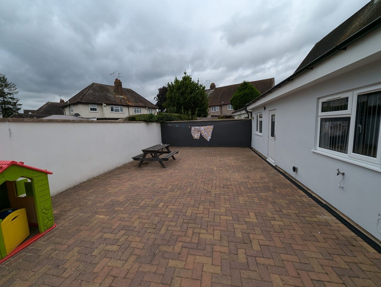 Room St. Andrew's Way in Slough