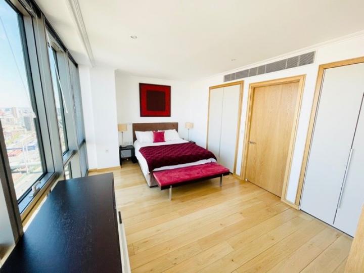 Flat Hertsmere Road in Greater London