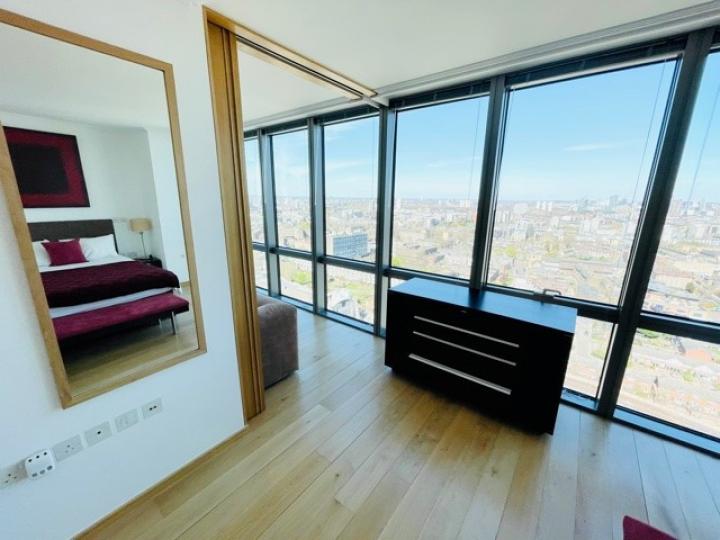 Flat Hertsmere Road in Greater London