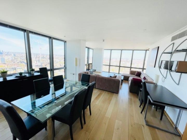 Flat Hertsmere Road in Greater London