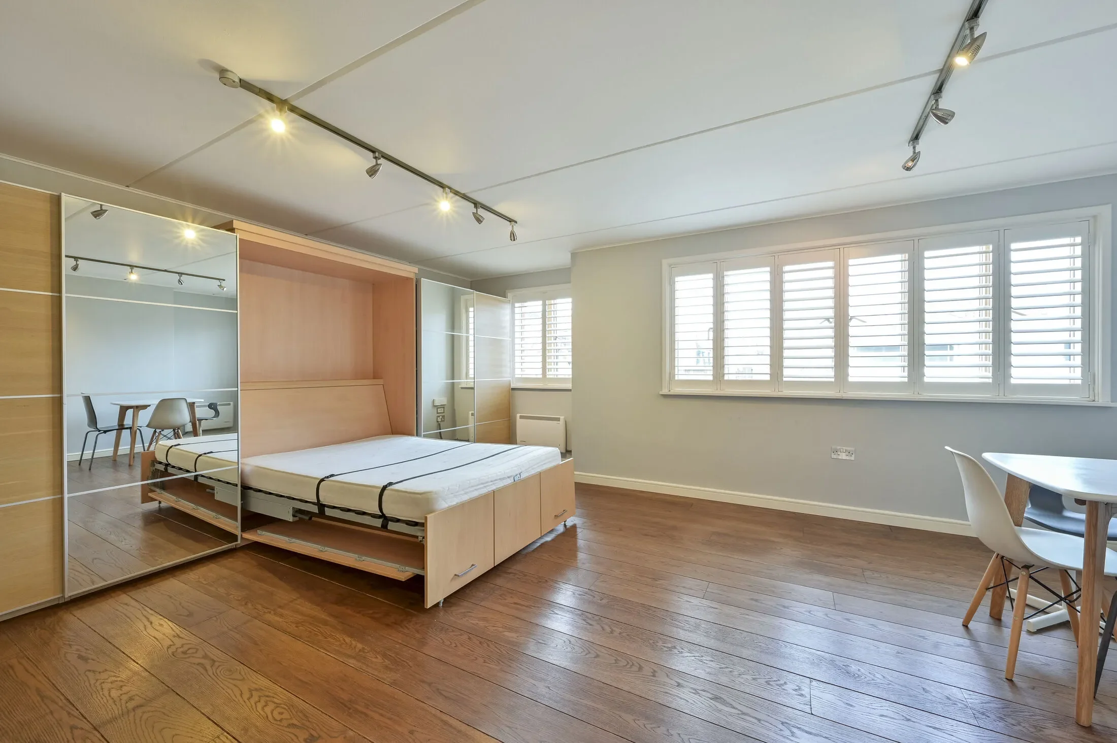 Flat Thornton Road in Greater London