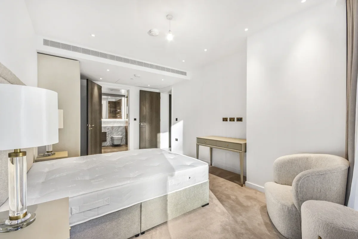 Flat Carnation Way in Greater London