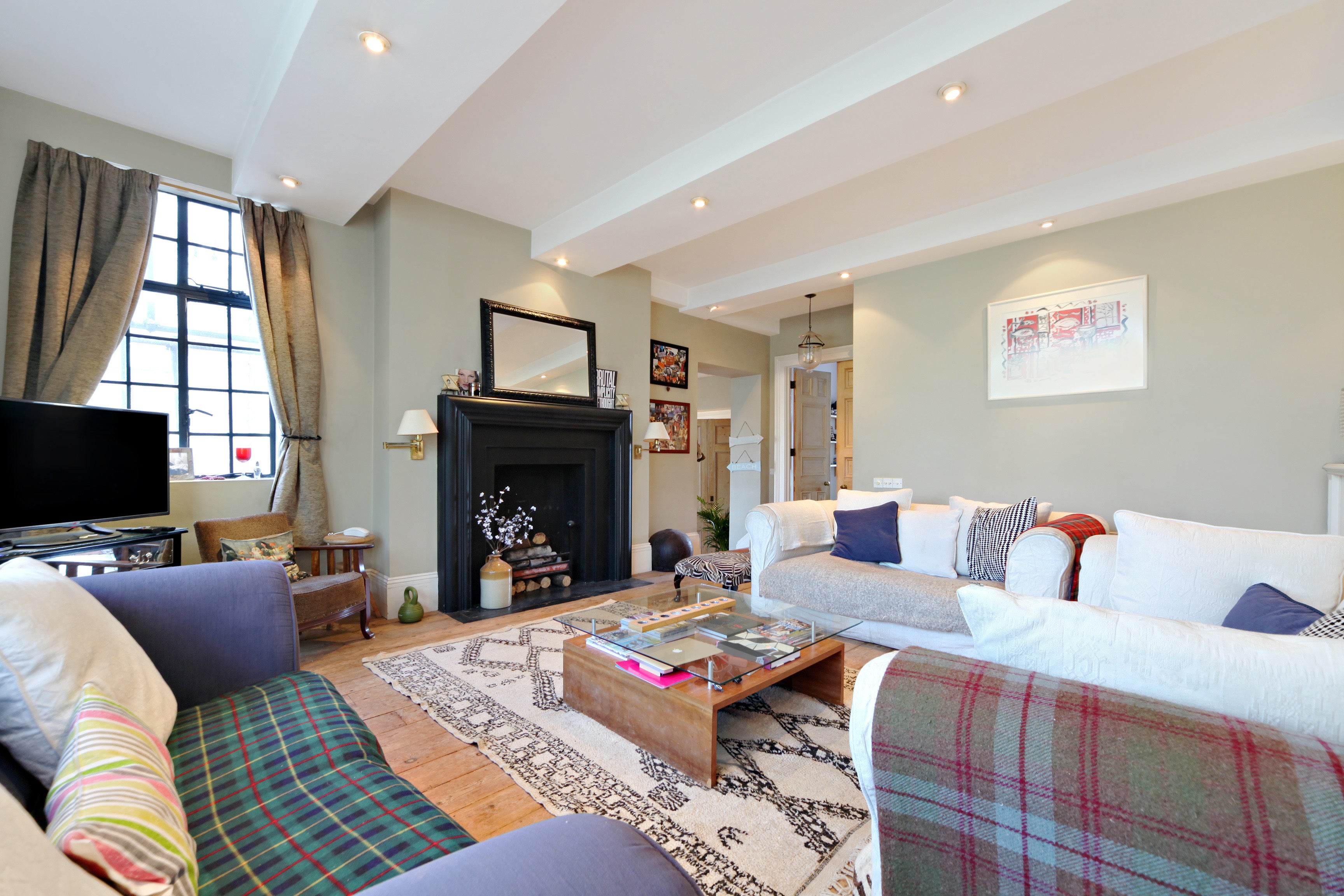 Flat Kings Avenue in Greater London