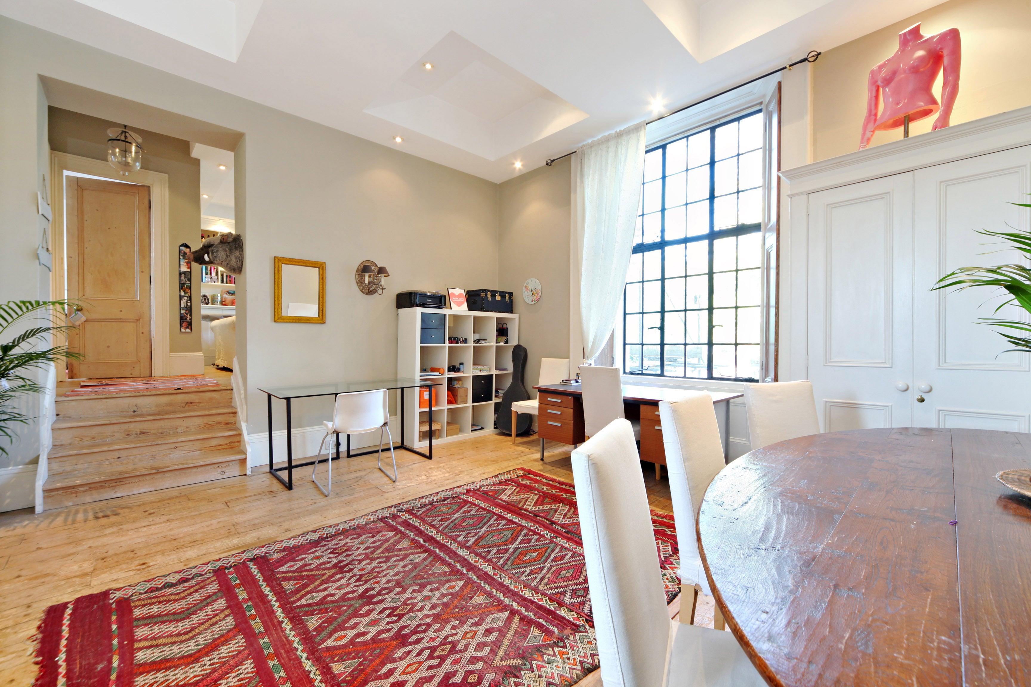 Flat Kings Avenue in Greater London