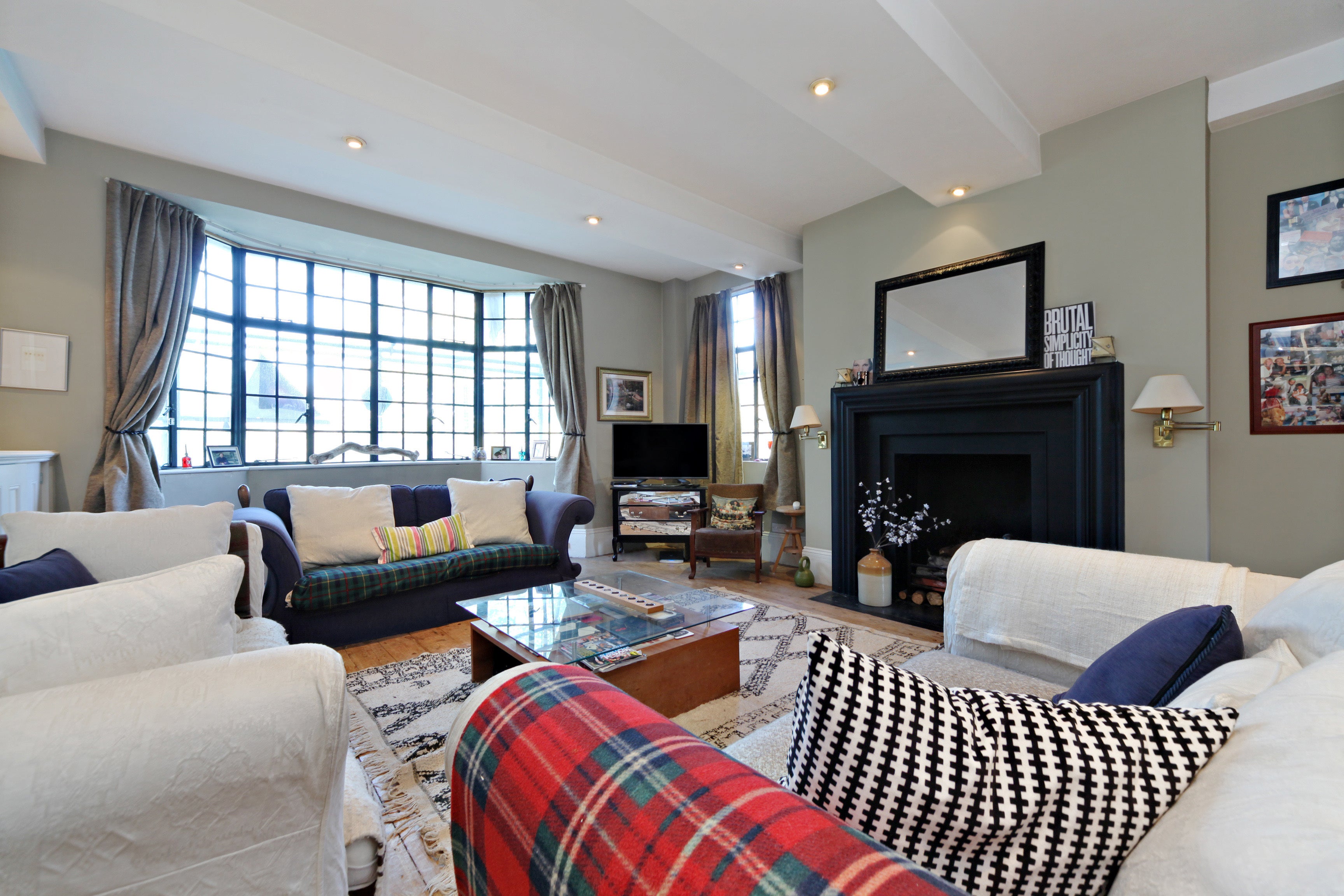 Flat Kings Avenue in Greater London