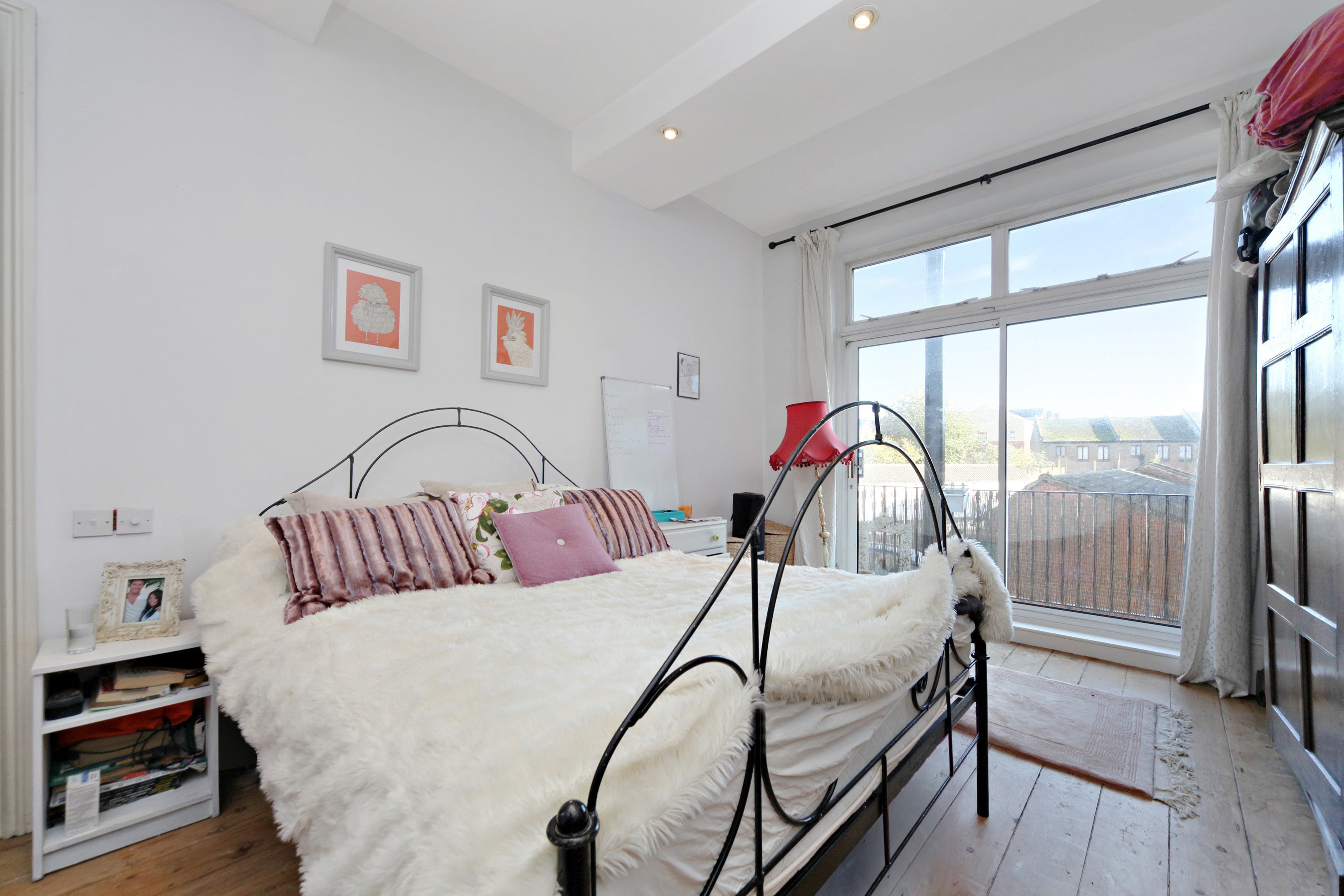 Flat Kings Avenue in Greater London