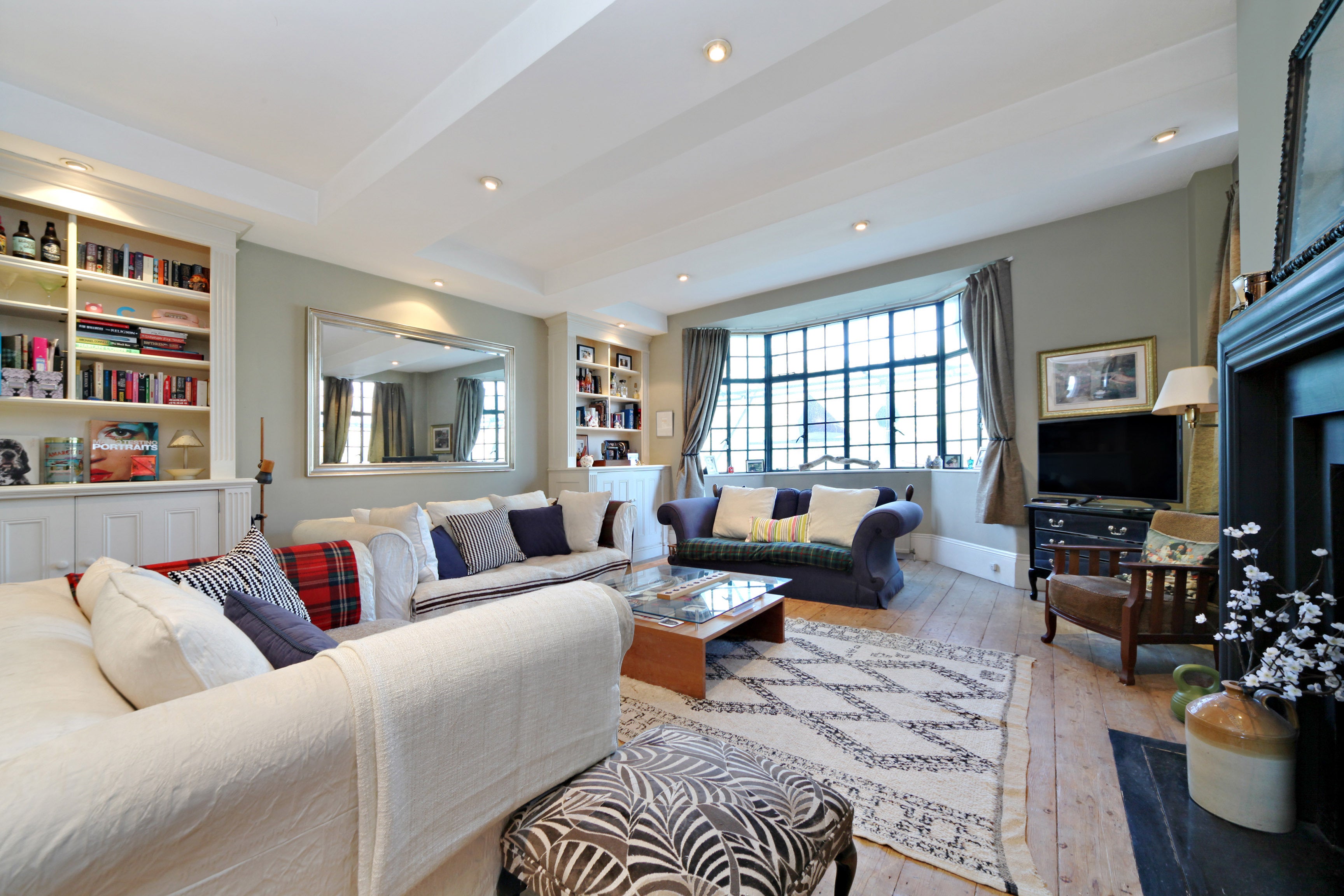 Flat Kings Avenue in Greater London