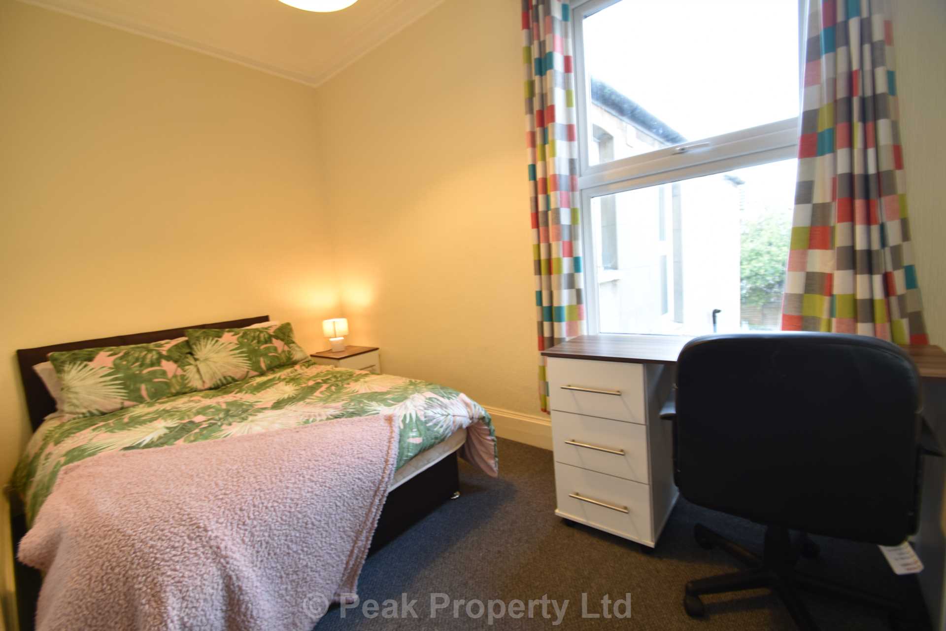 Room Queens Road in Southend-on-Sea