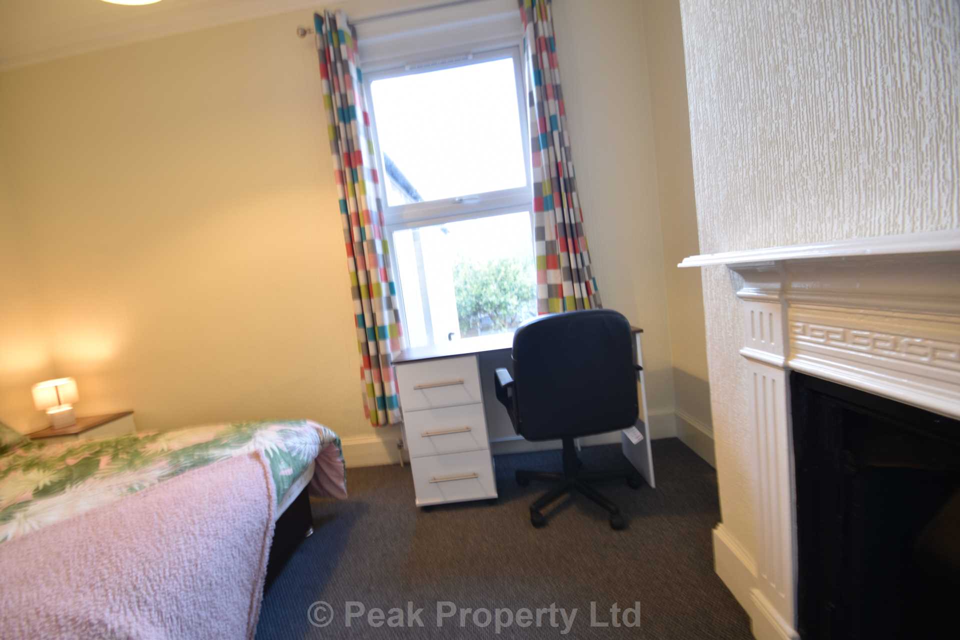 Room Queens Road in Southend-on-Sea