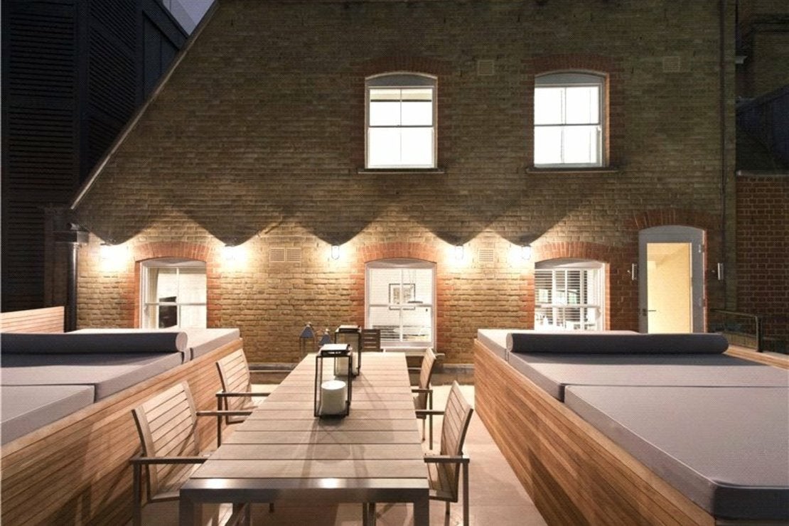 Flat Grosvenor Hill in City of Westminster