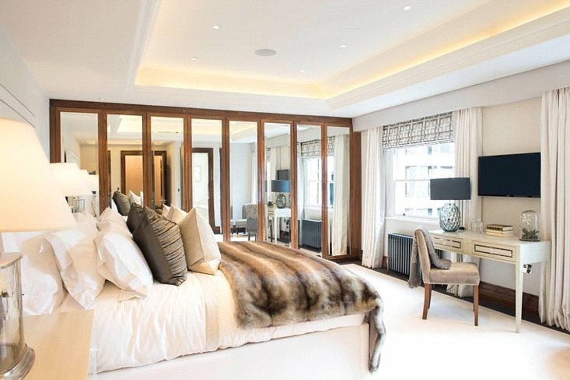 Flat Grosvenor Hill in City of Westminster