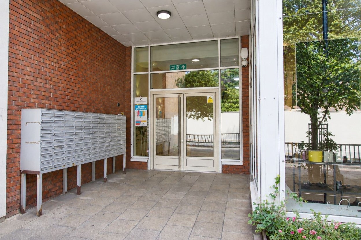 Flat Manor Road in Greater London