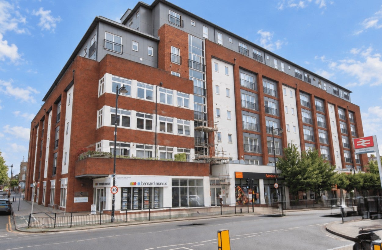 Flat Manor Road in Greater London