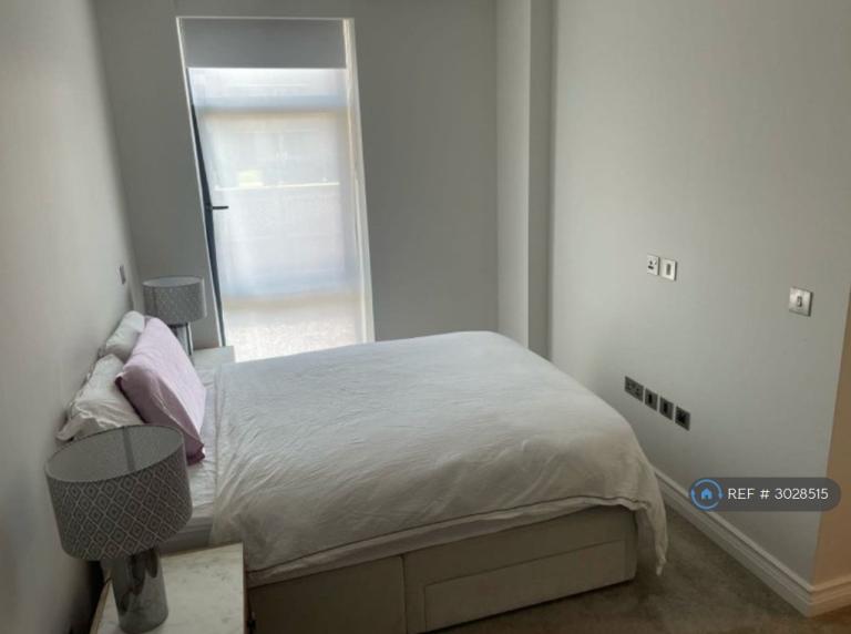Flat Littleworth Road in Elmbridge