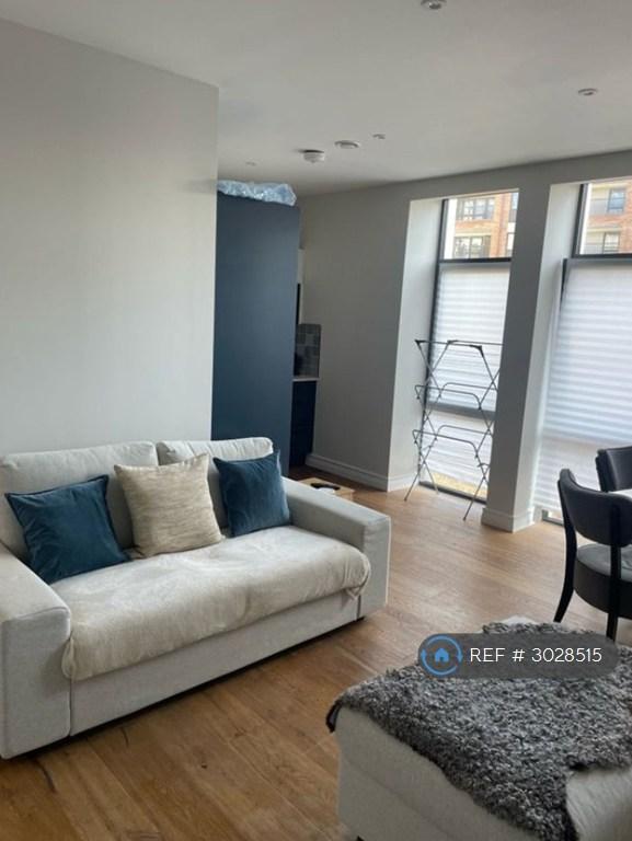 Flat Littleworth Road in Elmbridge