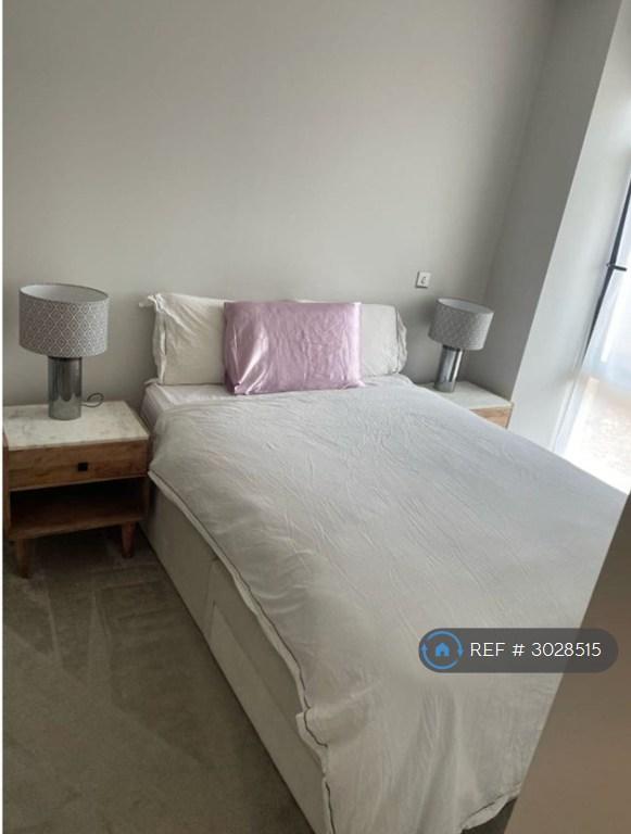 Flat Littleworth Road in Elmbridge