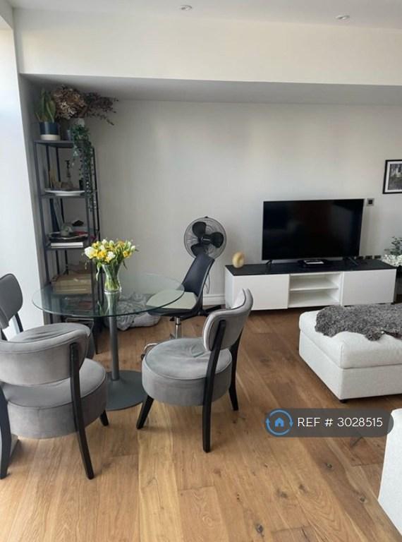 Flat Littleworth Road in Elmbridge