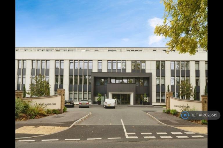 Flat Littleworth Road in Elmbridge