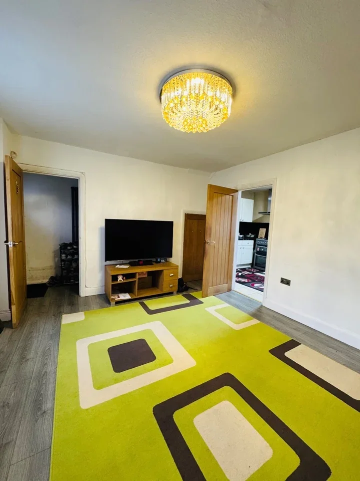Room Corporation Avenue in Greater London