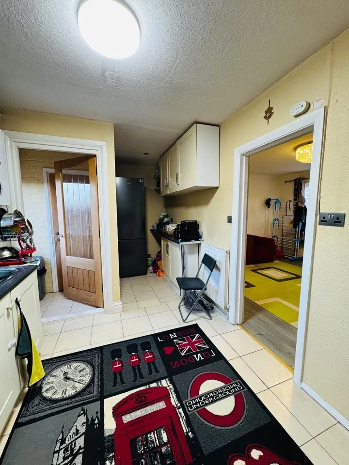 Room Corporation Avenue in Greater London