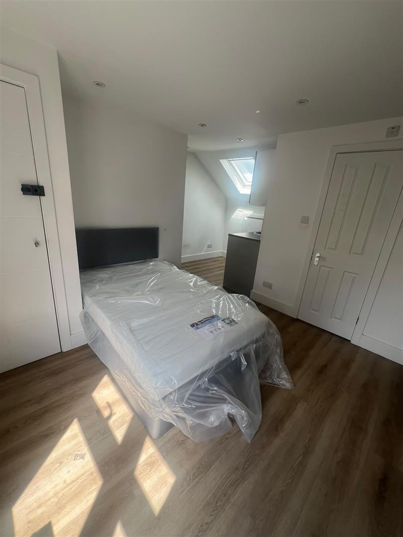 Room Thorpe Road in Greater London