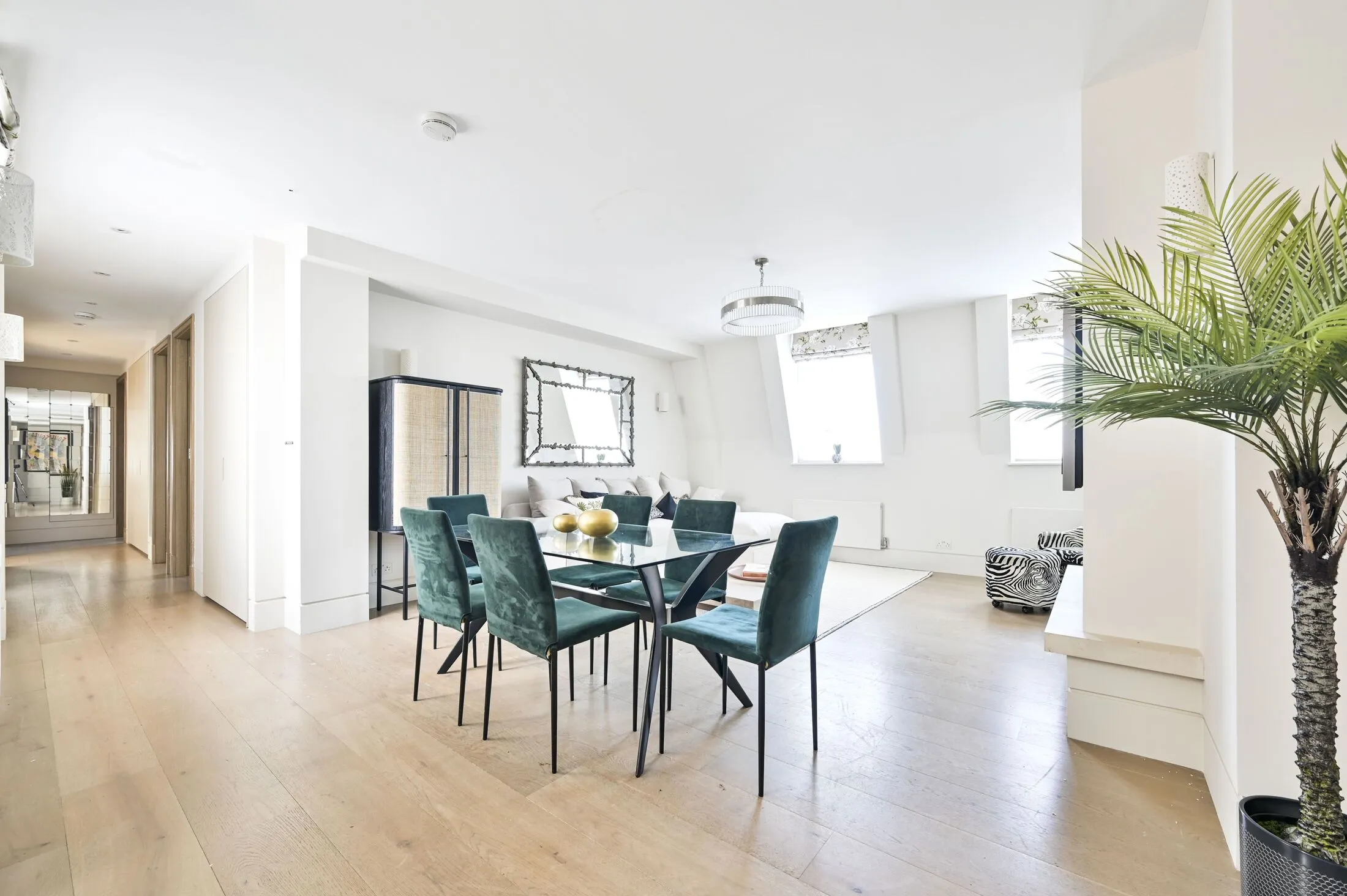 Flat Warwick Gardens in Greater London