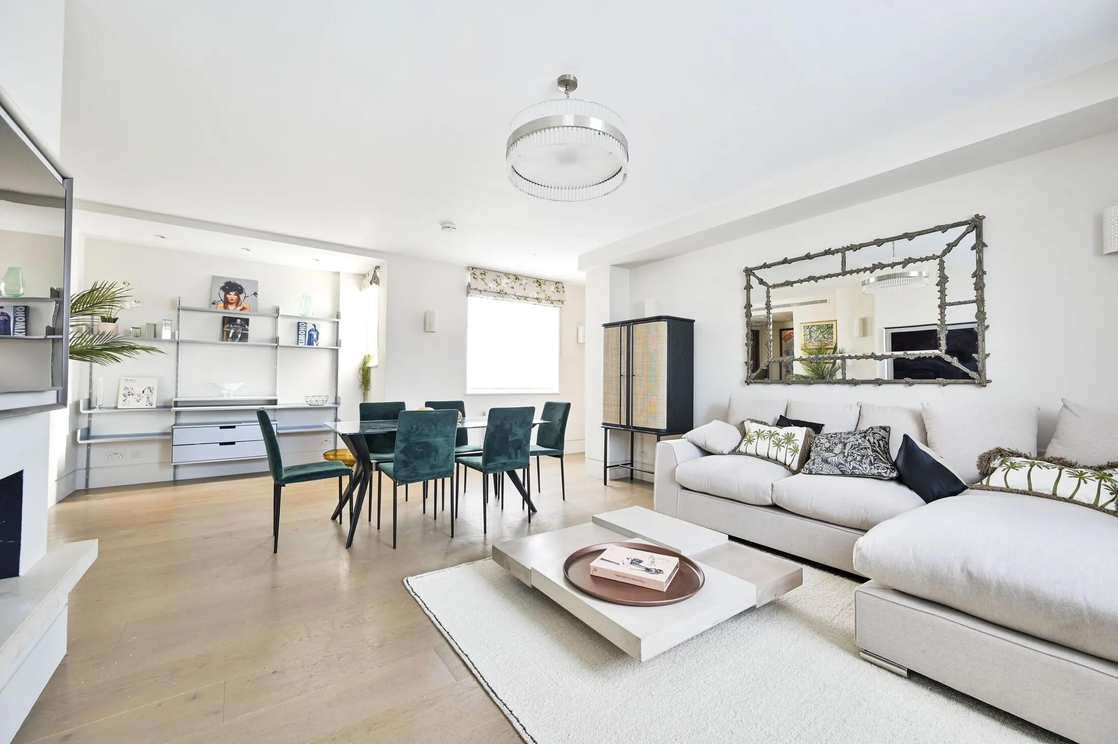 Flat Warwick Gardens in Greater London