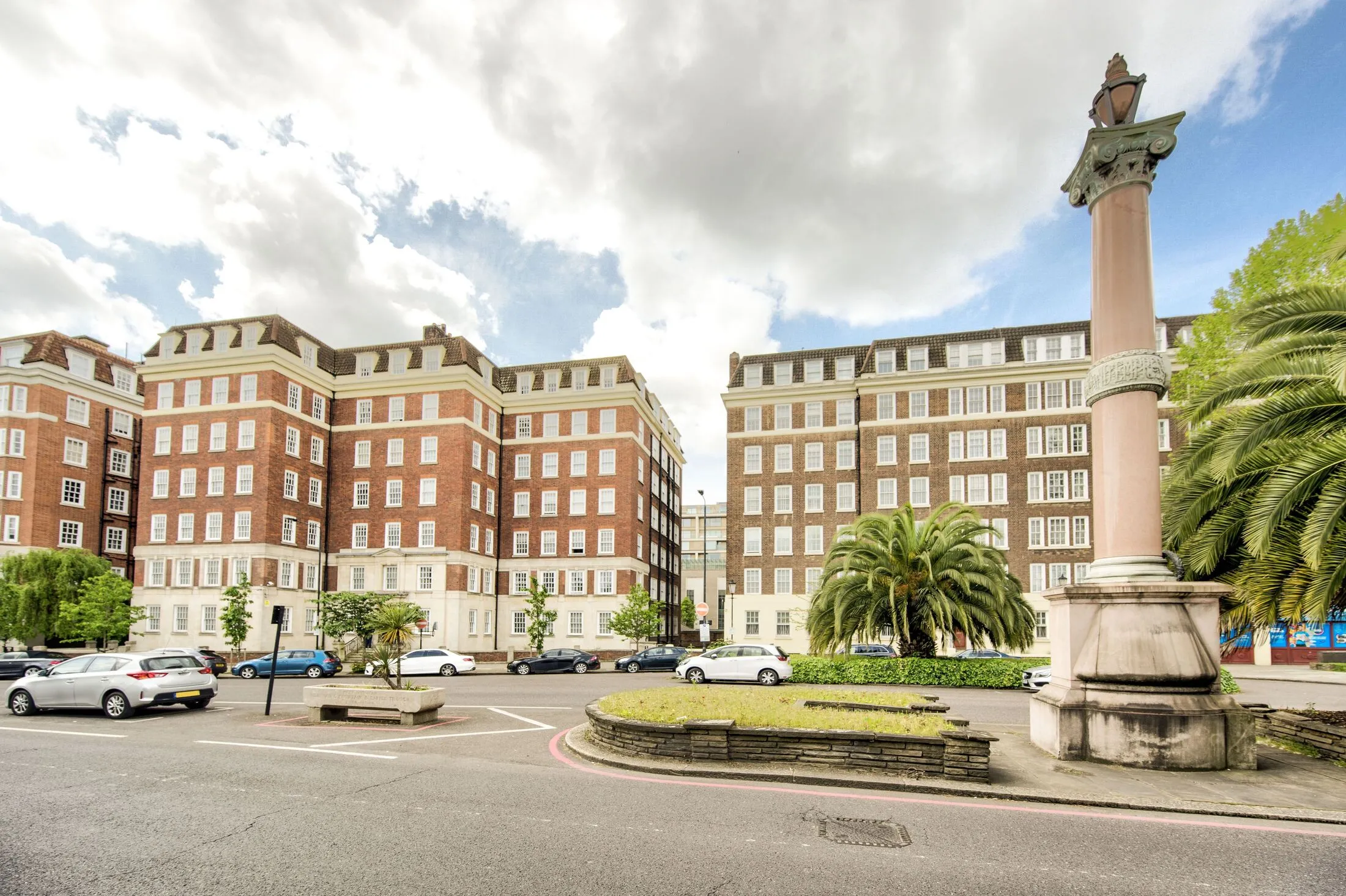 Flat Warwick Gardens in Greater London