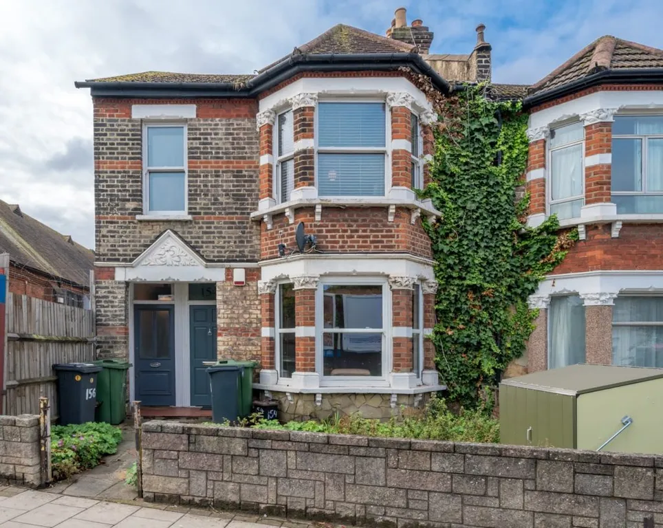 Flat Eardley Road in London