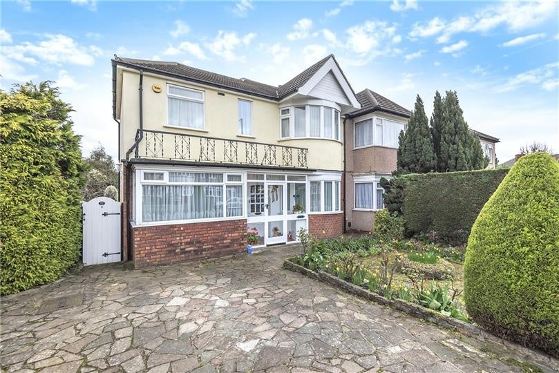Room Ravenswood Crescent in Greater London