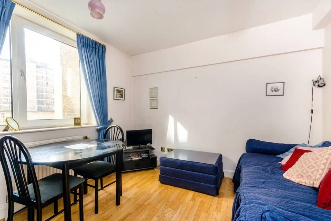 Flat Sloane Avenue in Greater London
