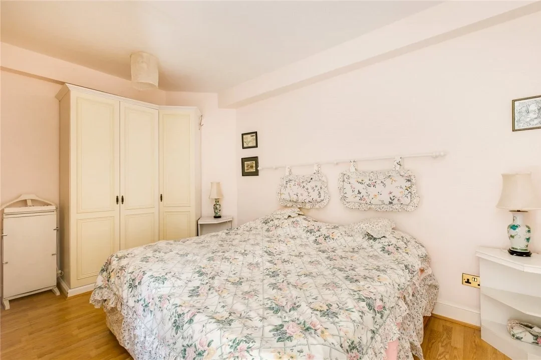Flat Sloane Avenue in Greater London