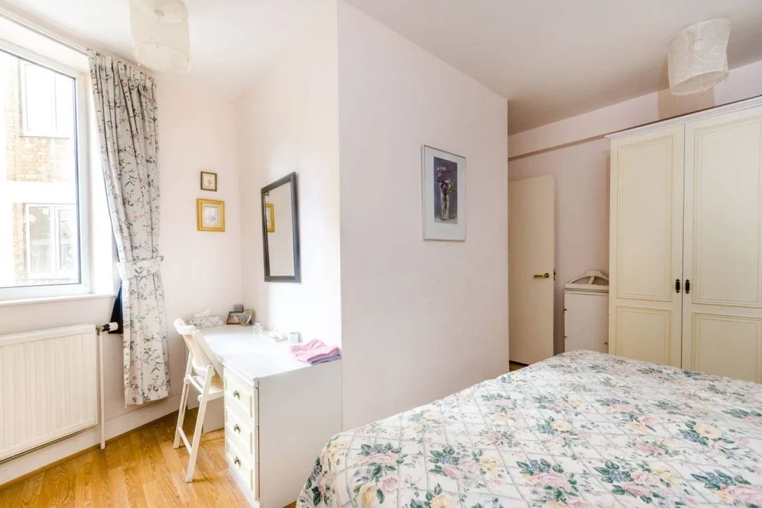 Flat Sloane Avenue in Greater London