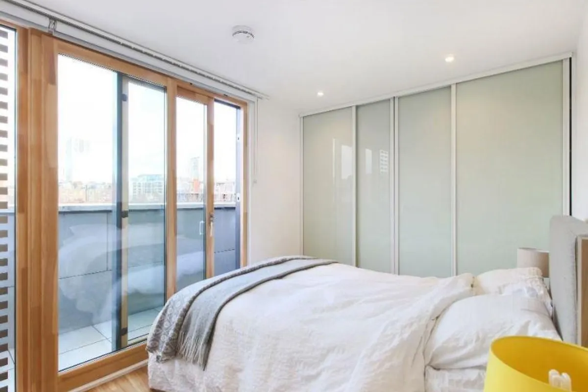 Flat Gorleston Street in Greater London