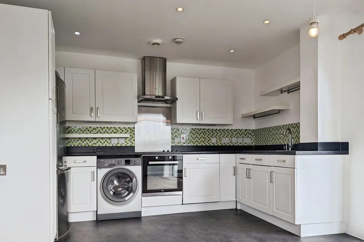 Flat Ferndale Crescent in Greater London