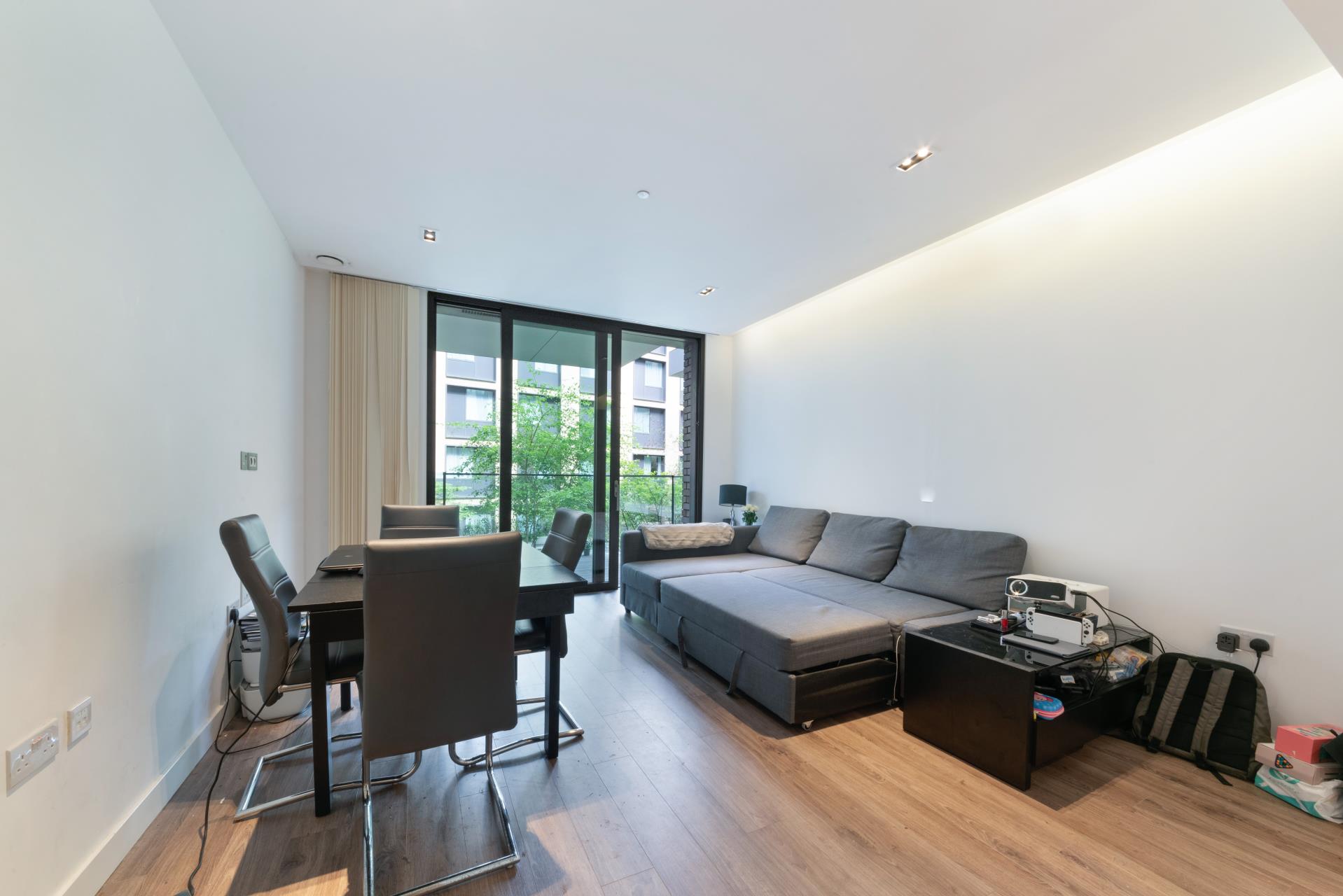 Flat Leman Street in Greater London