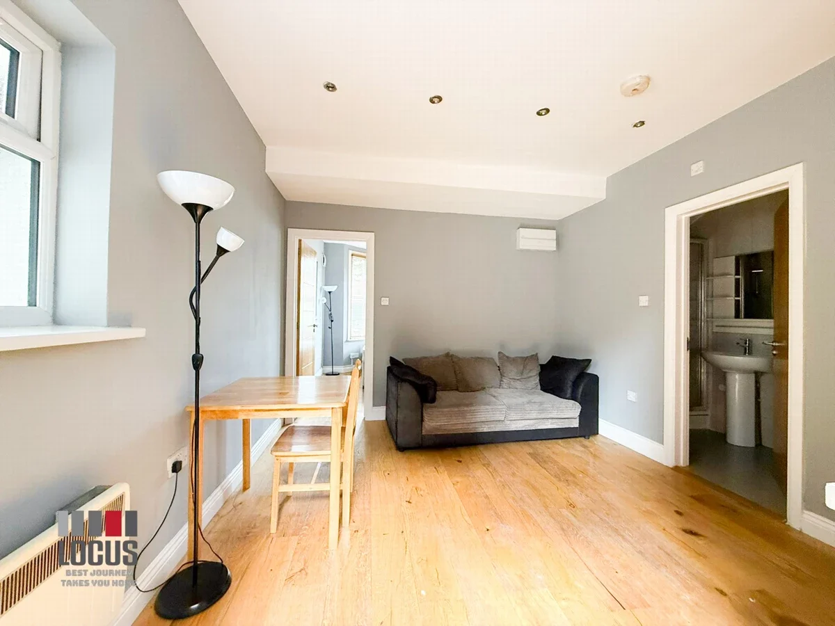 Flat Hermitage Road in Greater London