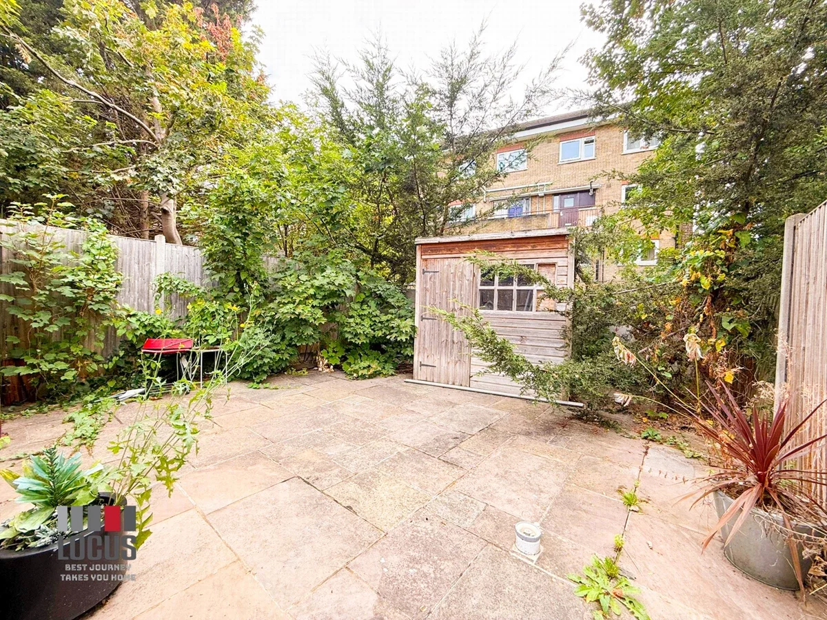 Flat Hermitage Road in Greater London