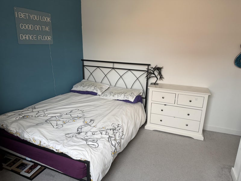 Room Shaw Court in Wakefield