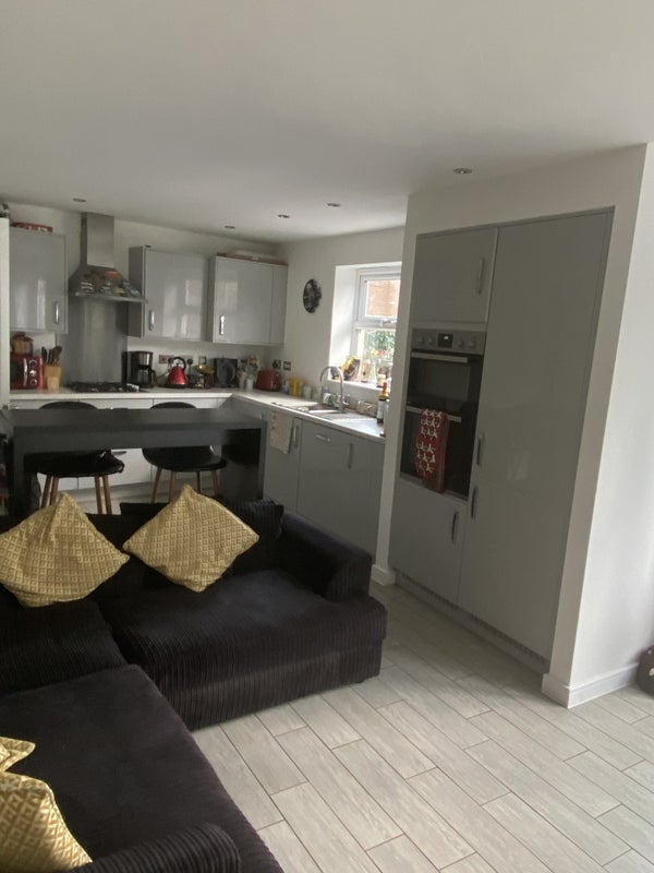Room Shaw Court in Wakefield