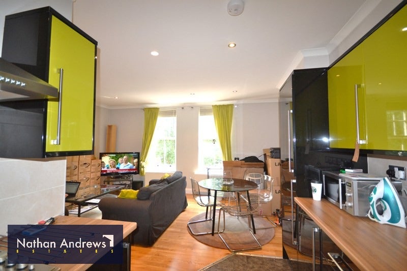 Flat Uxbridge Road in Greater London