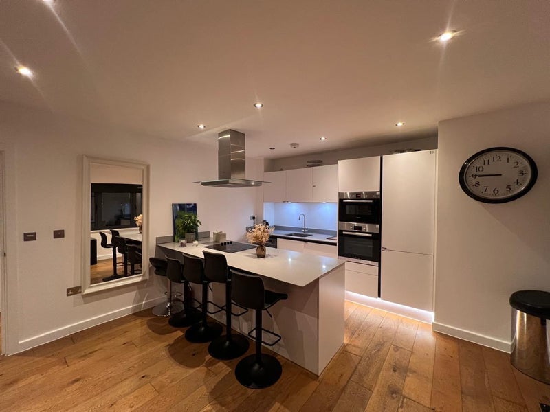 Flat Damien Street in Greater London