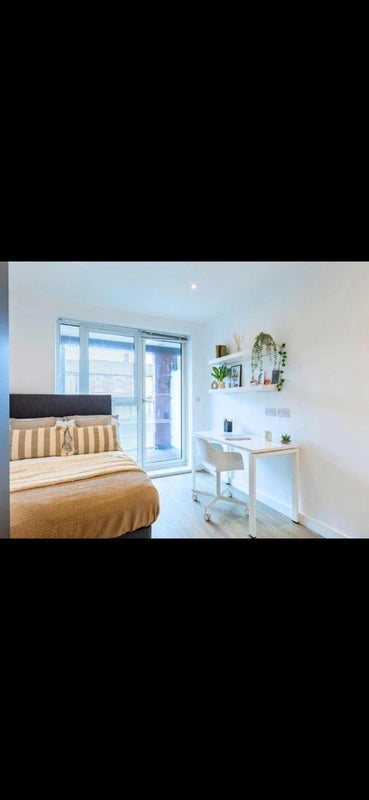 Room London Road in Newcastle-under-Lyme