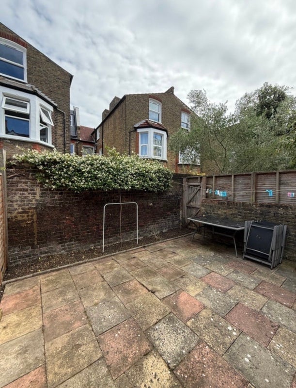 Room Dafforne Road in Greater London