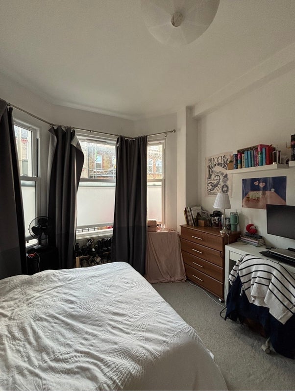Room Dafforne Road in Greater London