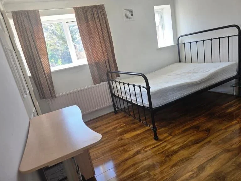 Room Morris Road in Greater London