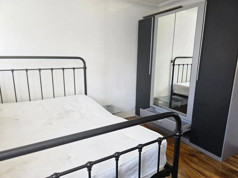 Room Morris Road in Greater London