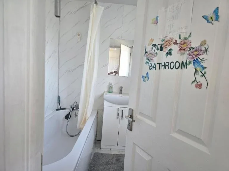 Room Morris Road in Greater London