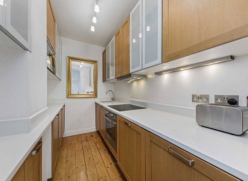 Flat Warwick Gardens in Greater London